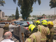  الرملة: تخليص سيدة من مركبة بعد تعرضها لحادث طرق 