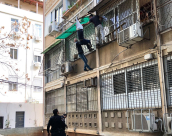   بالفيديو: طواقم الانقاذ تعمل على تخليص شخص علق في شرفة شقته بمدينة يافا