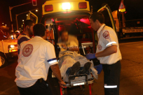 بالصور: اصابة طفيفة للمسعف أنور الشرقاوي بحادث طرق بيافا