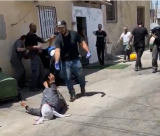  فيديو: الشرطة تعتدي بالضرب على عائلة عربية في اللد 