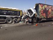 بالصور: مصرع شخص واصابة آخر بحادث طرق مروّع بين شاحنتين قرب الرملة