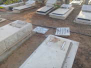 بالصور: تهشيم عدد من شواهد القبور في مقبرة طاسو 