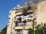  اللد: حريق داخل شقة سكنية وتخليص عالقين 