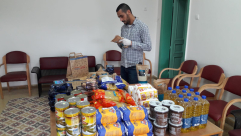 شبيبة الرباط والمركز الجماهيري بالرملة يوفرون طرود غذائية وأدوية للمسنين 