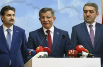 داود أوغلو يقدم أوراق تسجيل “حزب المستقبل” بتركيا