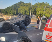  اصابة رجل وابنته بحادث طرق وانقلاب مركبة شرق يافا 
