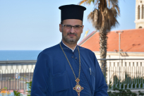 الأب قسطنطين نصار "نتابع بقلق ما يجري من حرق اشجار الميلاد واهانة رموز دينية"