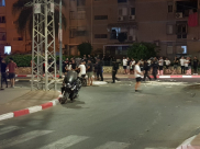 فيديو: مواجهات عشوائية في الرملة على خلفية مصرع شاب دهساً من قبل الشرطة في المدينة