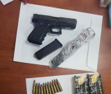  الشرطة: اعتقال مشتبه من الرملة بحيازة مسدس وذخيرة 