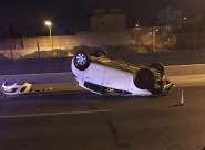 بالصور: اصابة متوسطة لسائق بانقلاب مركبته شمال يافا 