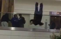 فيديو: لحظة انتحار الامير بندر آل سعود في مطار لندن