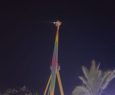 فيديو: طواقم الانقاذ تعمل على تخليص عالقين من لعبة على ارتفاع شاهق بايلات