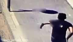  فيديو: شبان غاضبون يلقون القبض على مشتبه بالتحرش ويسلمونه للشرطة