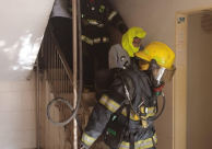  فيديو: حريق داخل مبنى في مدينة اللد وطواقم الاطفاء تنجح بتخليص عالقين