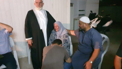 مجدالكروم: بعد تدخل اهل الخير .. الشاب الذي اعتدى على امه يعتذر منها 