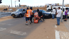 اصابتان متوسطة وطفيفة بحادث طرق بين مركبتين في الرملة