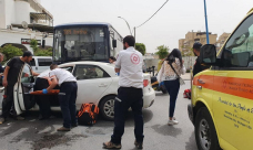  اللد: 4 اصابات بحادث طرق بين حافلة ومركبة