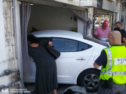   الرملة: إصابة شخصين اثر اصطدام مركبة بواجهة محل في المدينة