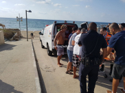 بالفيديو: اصابة خطرة لمواطن تعرض لحادث غرق على شاطئ مدينة يافا 