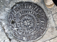  شاهد على التاريخ - العثور على غطاء حديدي لشركة السكب الفلسطينية بيافا