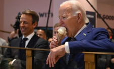 بينما يذبح سكان غزة ويُجوعون .. بايدن يتحدث عن وقف إطلاق النار وهو يتناول “الآيس كريم” 