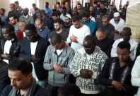  فيديو: مصلو مسجد حسن بك يؤدّون صلاة الغائب عن ارواح شهداء الغوطة 