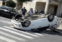 بالصور: اصابة 3 اشخاص بحادث طرق وانقلاب مركبة في مدينة يافا