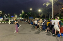 فيديو: ازدحامات خانقة في معبر طابا بعد عودة الآلاف للبلاد 