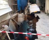 انهيار مقطع من شارع بتل ابيب وسقوط سيارة في الهوّة والشرطة تخلي بناية سكنية