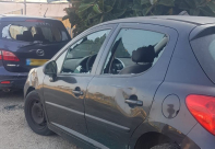  بالصور: تهشيم زجاج عدد من سيارات السكان في حي الجبلية بيافا 