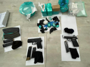  اللد: اعتقال 8 مشتبهين بعد ضبط مسدسين، ذخيرة وقنابل صوتية 