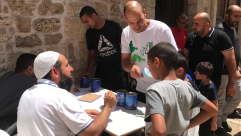  بالصور: جمعية يافا للاغاثة الانسانية توزّع الحصالات الرمضانية في مساجد المدينة 