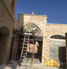 أعمال الترميم والصيانة تجري على قدم وساق في مدخل مسجد المحمودية بيافا