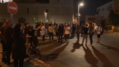 فيديو: وقفة احتجاجية قرب المعهد الديني بحي الجبلية والشرطة تعزز من تواجدها