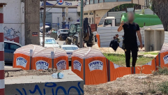  فيديو: سائق الجرافة من كفر برا يوقف العمل داخل أرض المقبرة ويعتذر من أهالي يافا