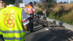   بالصور: اصابة خطيرة لراكبة دراجة بحادث طرق في مدخل مدينة الرملة 