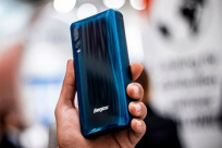  أول هاتف في العالم مزود ببطارية خارقة لا تحتاج لشحن لأكثر من أسبوع