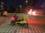 فيديو: احتراق مركبة في حي "يافا د" والشرطة تهرع للمكان 