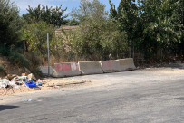  الشرطة تُغلق مفارق في حي جان حكال بالمكعبات الأسمنتية 