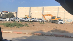 الرملة: جرافات الهدم تطيح بجدار منزل في حي الرباط بالمدينة