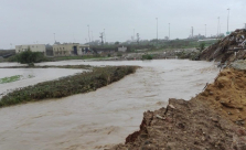 فيديو: مياه الامطار تغمر وادي اللد وتحوله الى نهر 