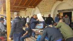 بالصور: توزيع نسخ تحتوي على صور للمسجد الأبيض ومعلومات تاريخية عنه