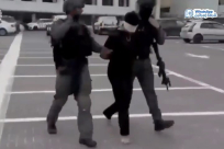 الشرطة تنشر توثيق اعتقال شاب داخل مسجد في اللد وتزعم إحباط عملية