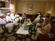 فيديو: معتمرو اللد يبيتون في صالة استقبال الفندق احتجاجاً على الأوضاع المزرية للغرف 