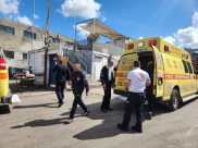  اللد: اصابة خطرة لعامل اثر سقوطه عن ارتفاع داخل مصنع