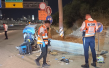 إصابة حرجة لراكب دراجة نارية بحادث مع شاحنة على شارع 20 
