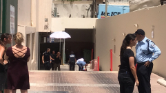  فيديو: اصابة بالغة لشخص ألقى بنفسه من أعلى بناية قرب يافا