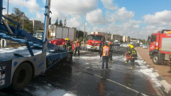 بالفيديو: مصرع شخص اثر احتراق مركبته بحادث طرق قرب مدينة اللد 