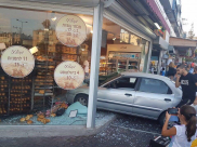 شاهد: سيدة تفقد السيطرة على مركبتها وتحطم واجهة أحد المخابز بالرملة