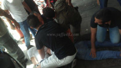 صور: الشرطة تعتدي بالضرب على شاب من النقب في تل ابيب لكونه عربياً 